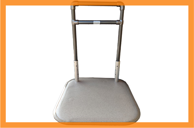 立ち上がり補助手すりの設置部保護カバー